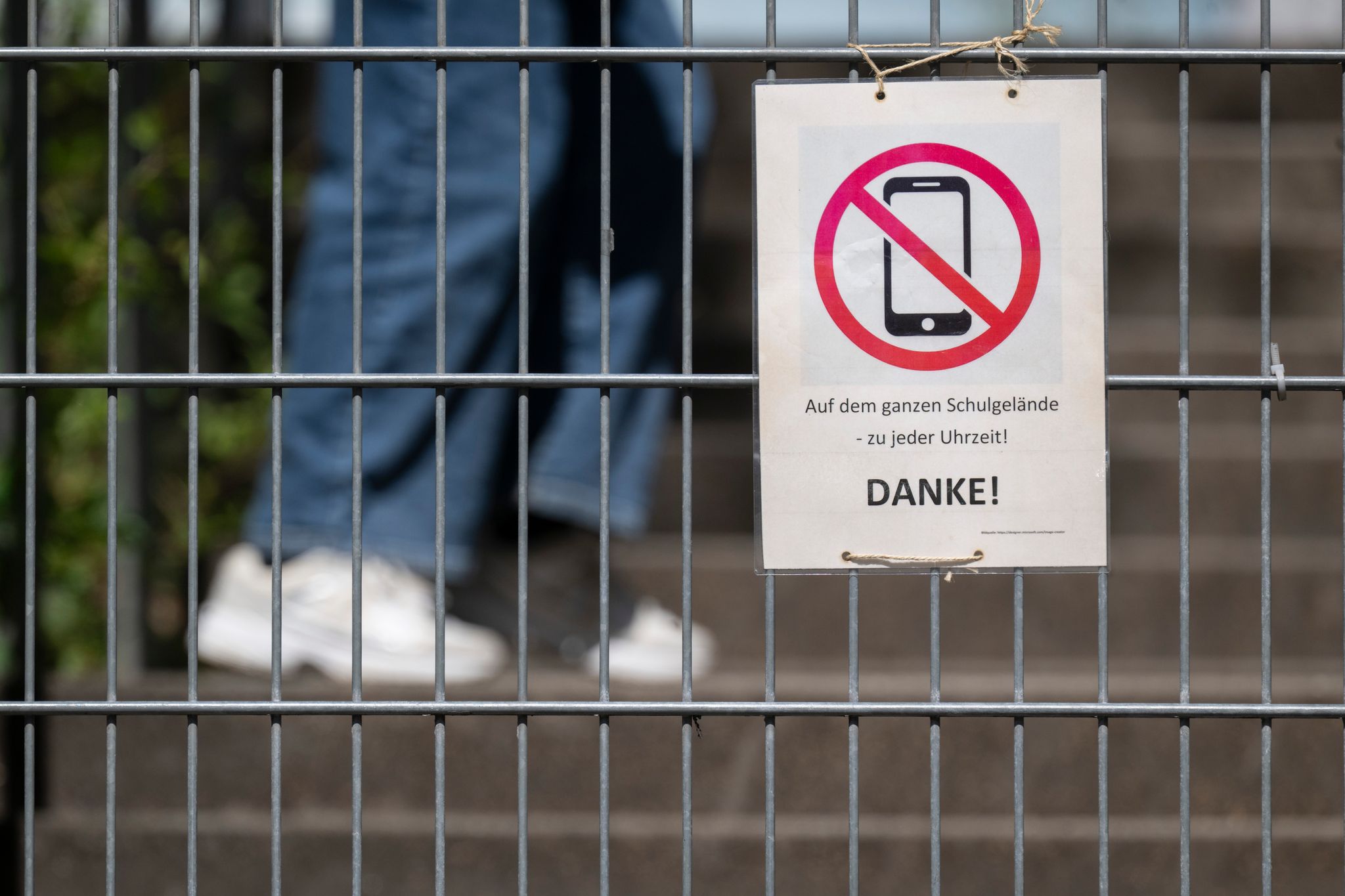 Strengere Regelungen für Handys an Schulen gefordert