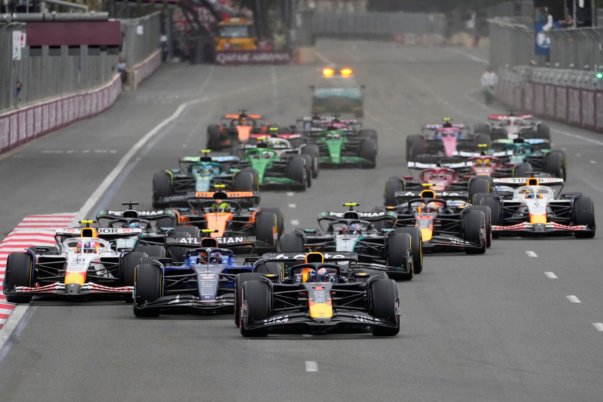 Verstappen-Triumph auch in Baku – Piastri kracht in die Wand