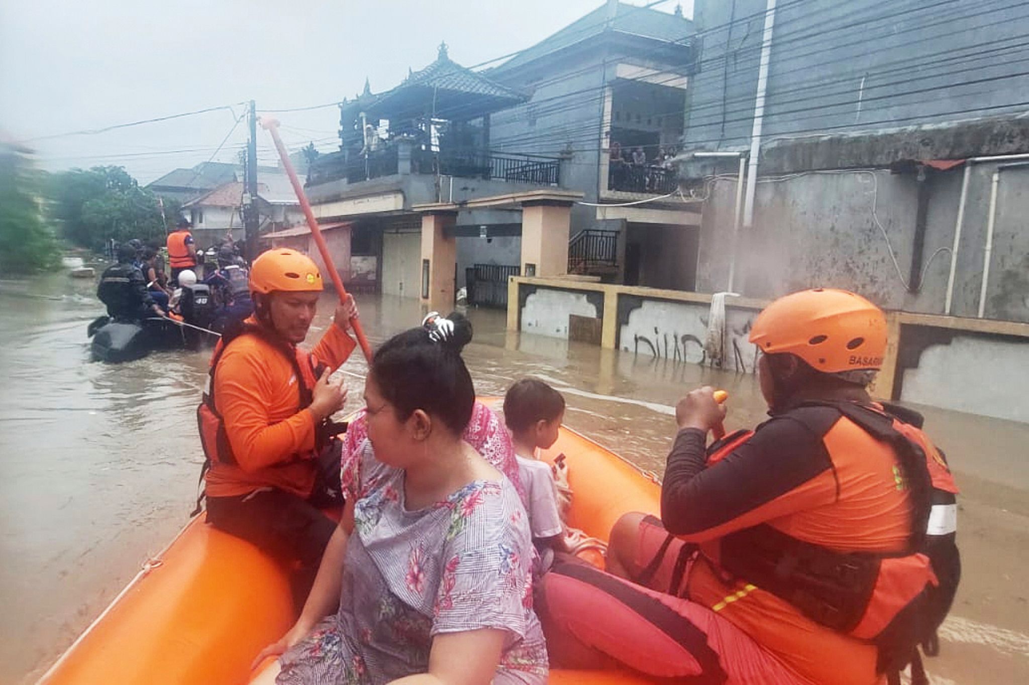 Tote bei Fluten auf Bali – Urlauber mit Booten gerettet