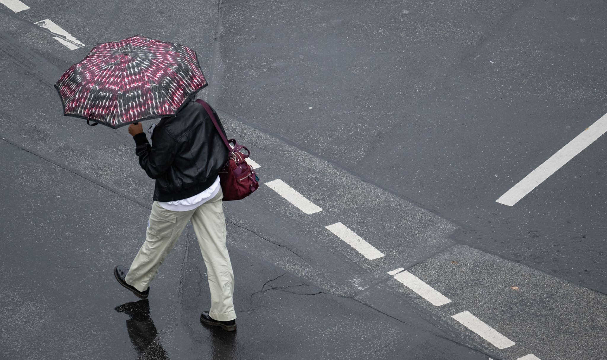 Herbstwetter in Deutschland: Kühler Start mit Regen und Nebel