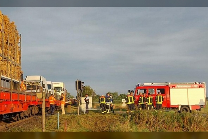 Niebüll: Qualmender Kastenwagen auf Autozug sorgt für Feuerwehreinsatz