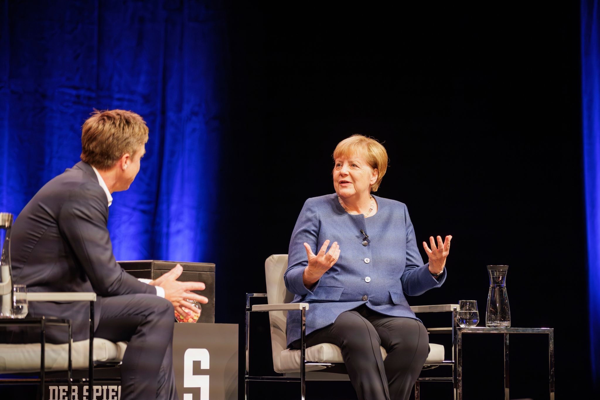 Merkel lobt Merz: «Mit Charme und Stimme»