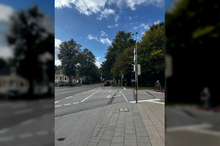 Lübeck: Radfahrer verletzt Fußgängerin und flieht, Polizei sucht Zeugen