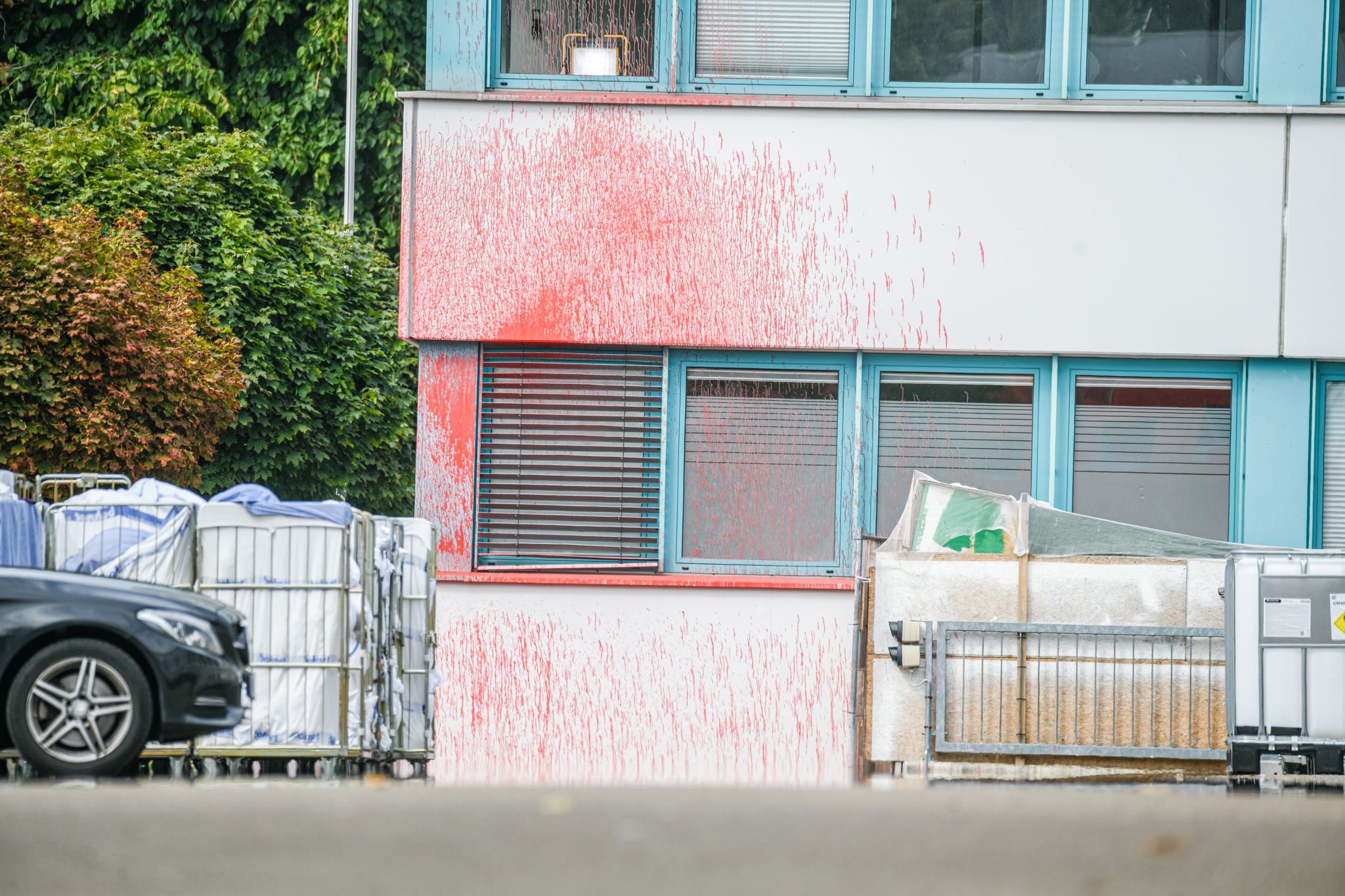 Fünf Tatverdächtige nach Angriff auf Rüstungsfirma in Haft