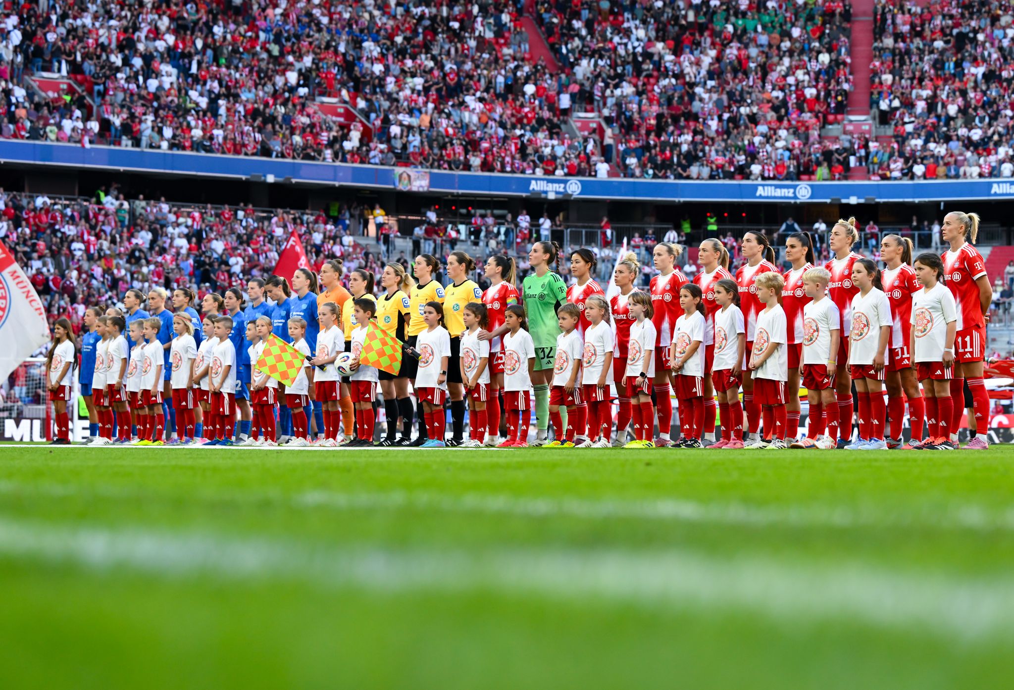 FC Bayern München eröffnet Bundesliga-Saison mit Heimsieg vor Rekordkulisse