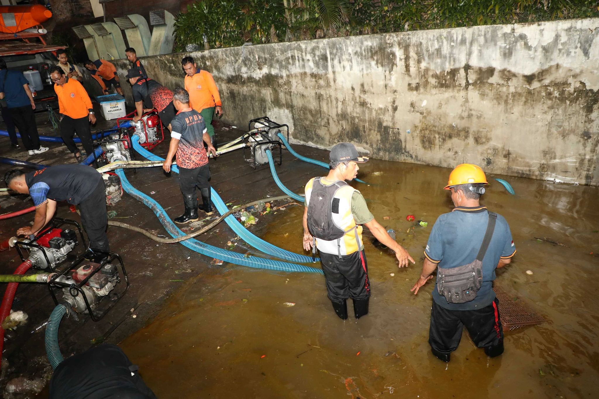 Tourismusgebiete auf Bali und Flores von schweren Überschwemmungen betroffen