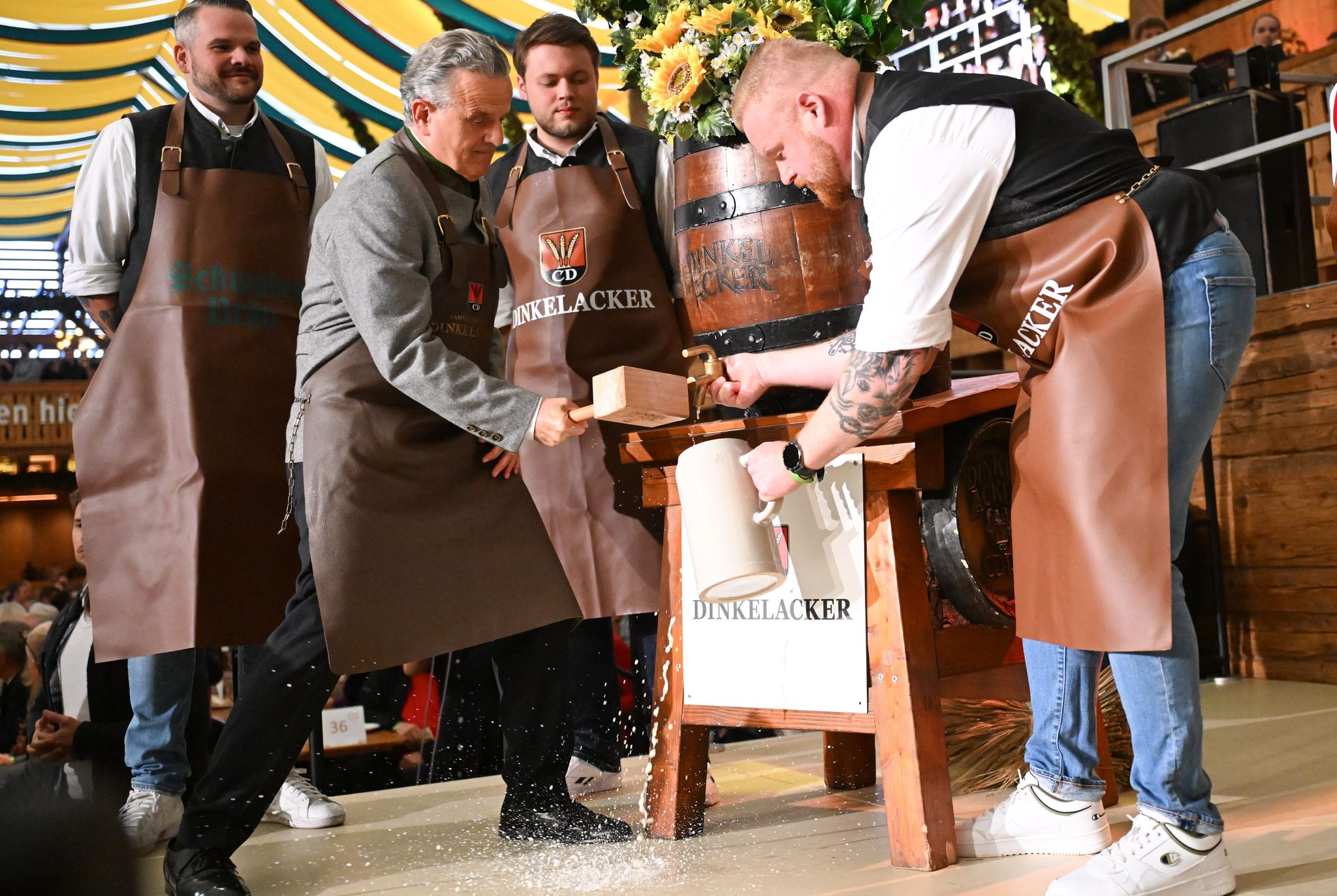 Cannstatter Volksfest mit zwei Schlägen eröffnet