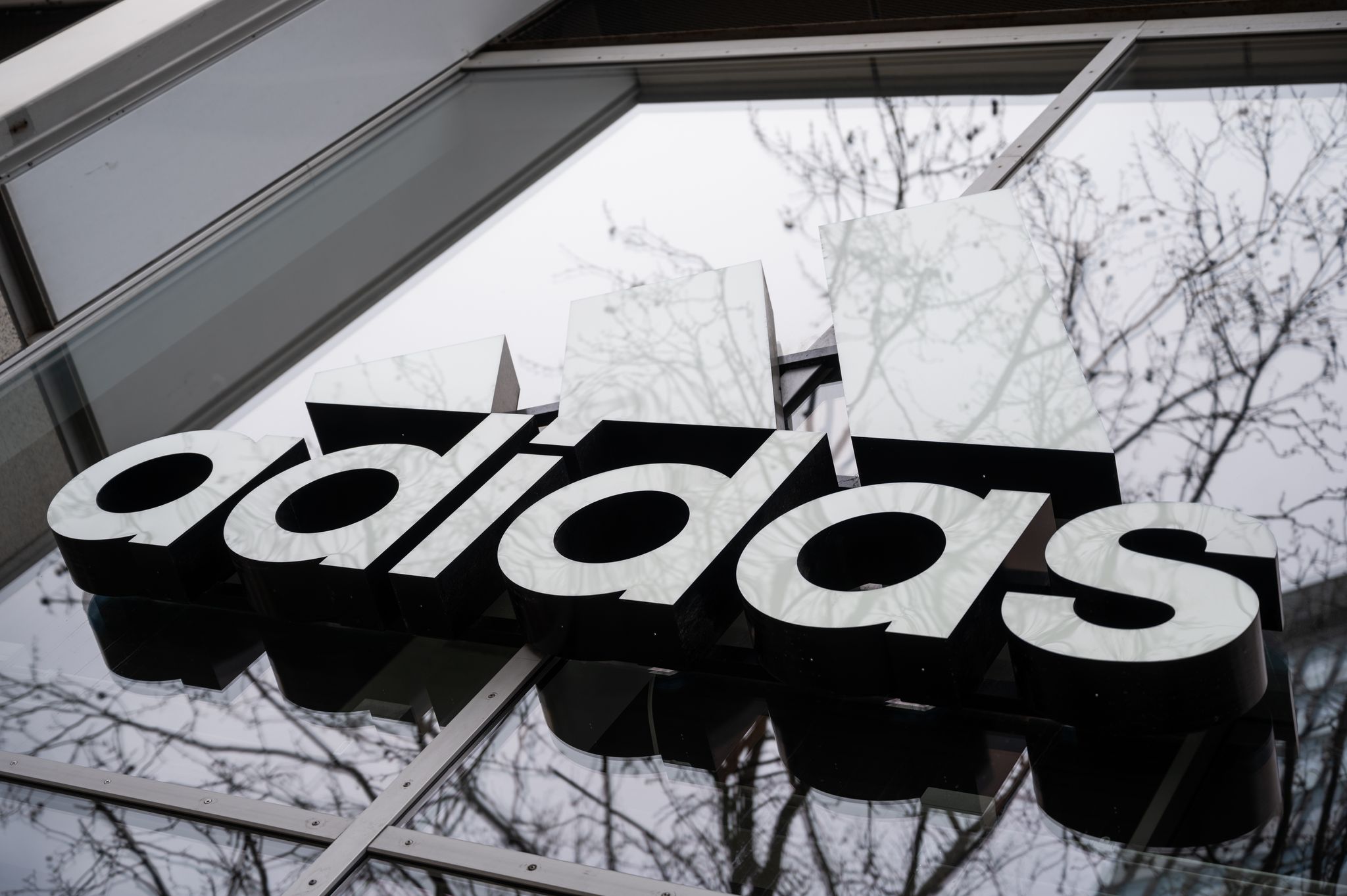 Adidas hebt nach Umsatzrekord Gewinnprognose an