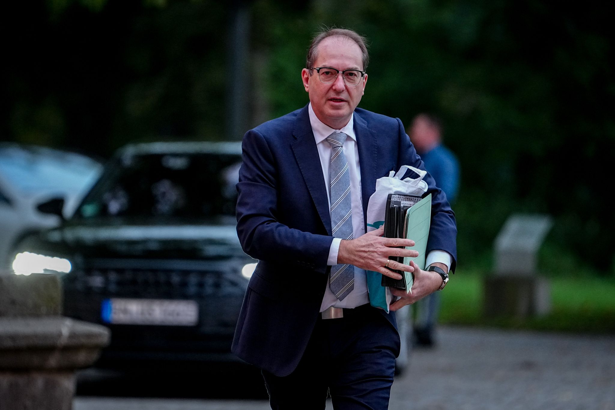 Dobrindt will schnelle Asylverfahren und Dauer-Abschiebehaft