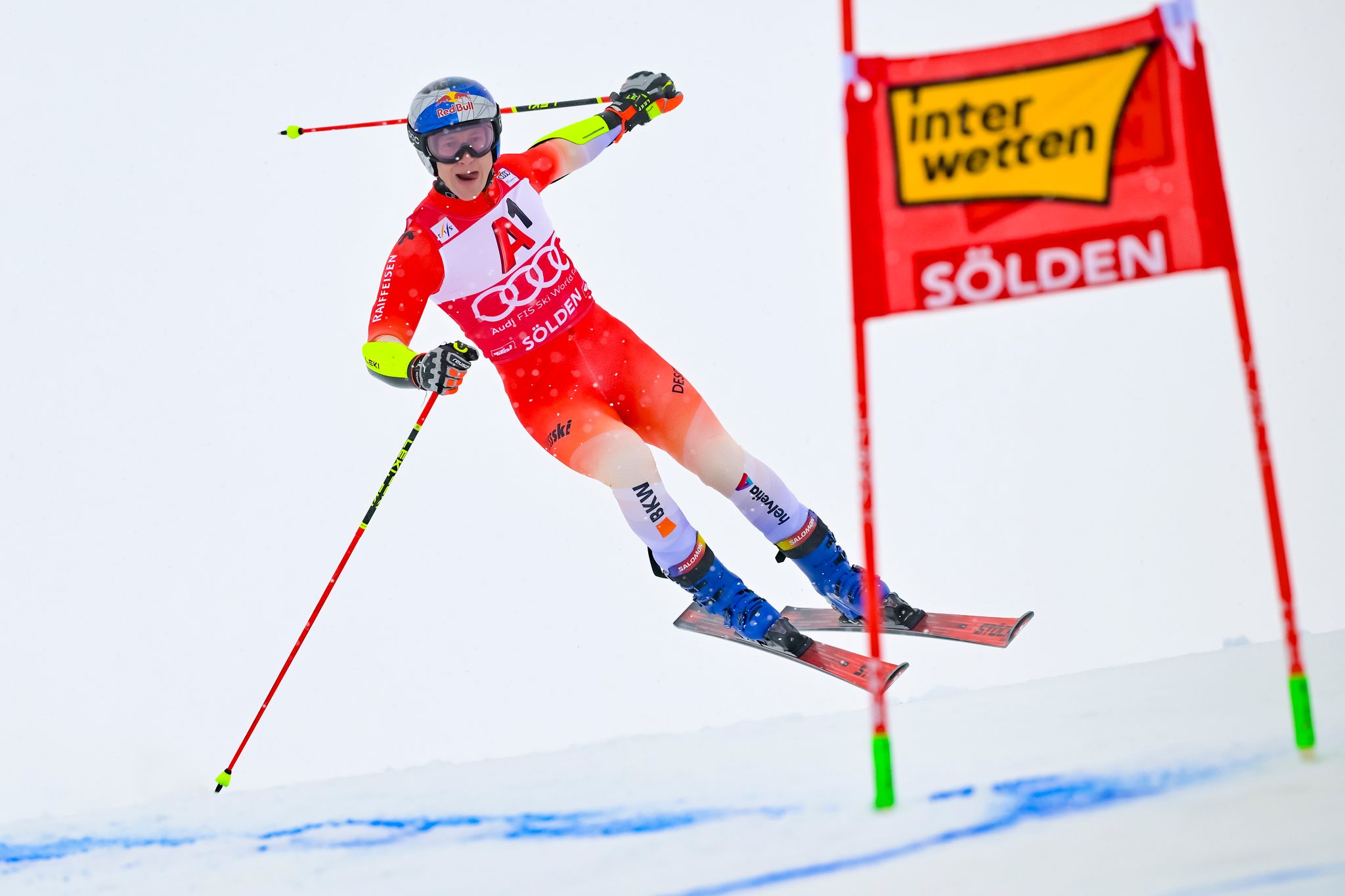 Schweizer Ski-Star Marco Odermatt triumphiert in Sölden