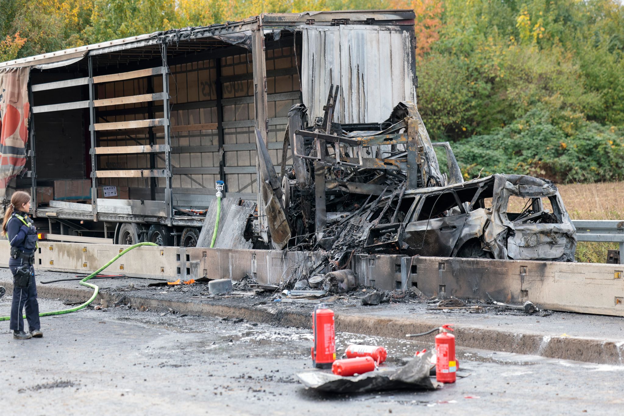 Toter bei Unfall auf A59 – Brennende Fahrzeuge und Sperrung