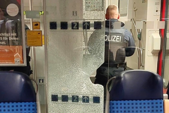 Stralsund, Demmin: Zeugenaufruf – Sachbeschädigungen im Reisezug