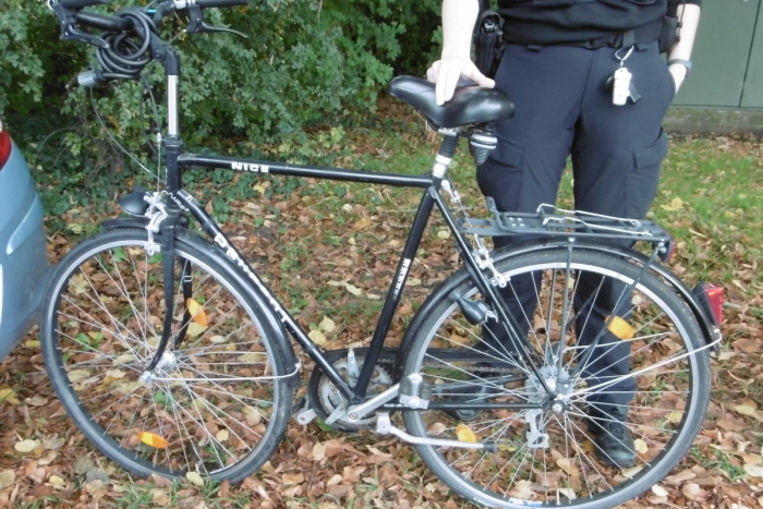 Oldenburg: Unbekannter Radfahrer kollidiert mit geparktem Auto in Hude