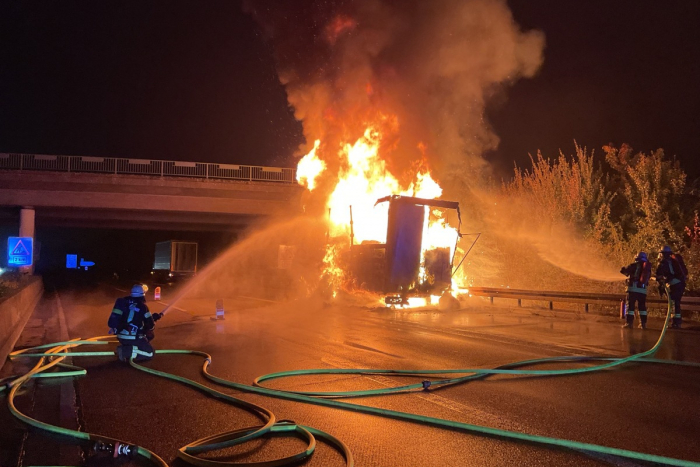 Köln: Brand LKW-Anhänger BAB 59