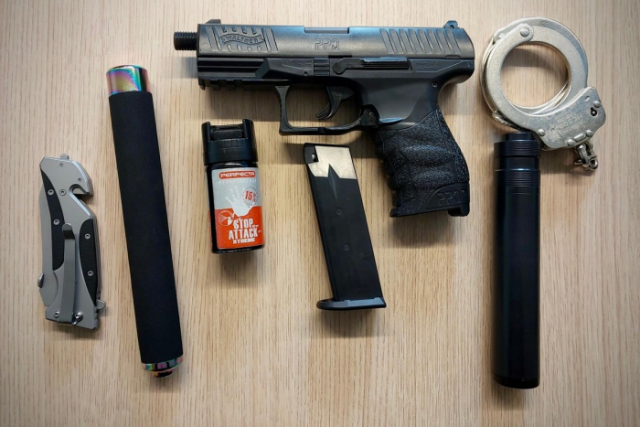 Rostock: Haftbefehl vollstreckt, gefährliche Gegenstände beschlagnahmt