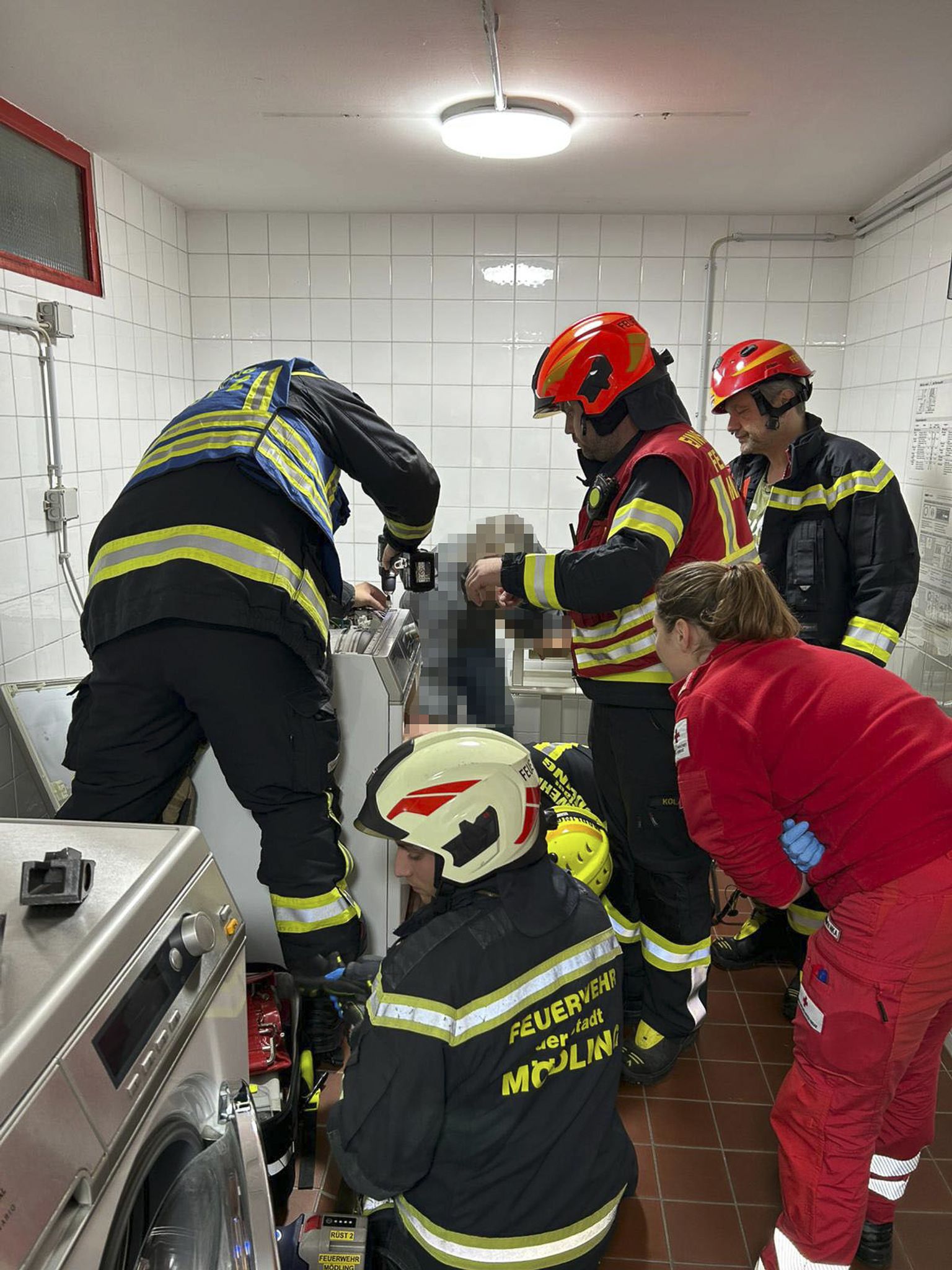 Feuerwehr befreit 13-Jährige aus Wäschetrockner