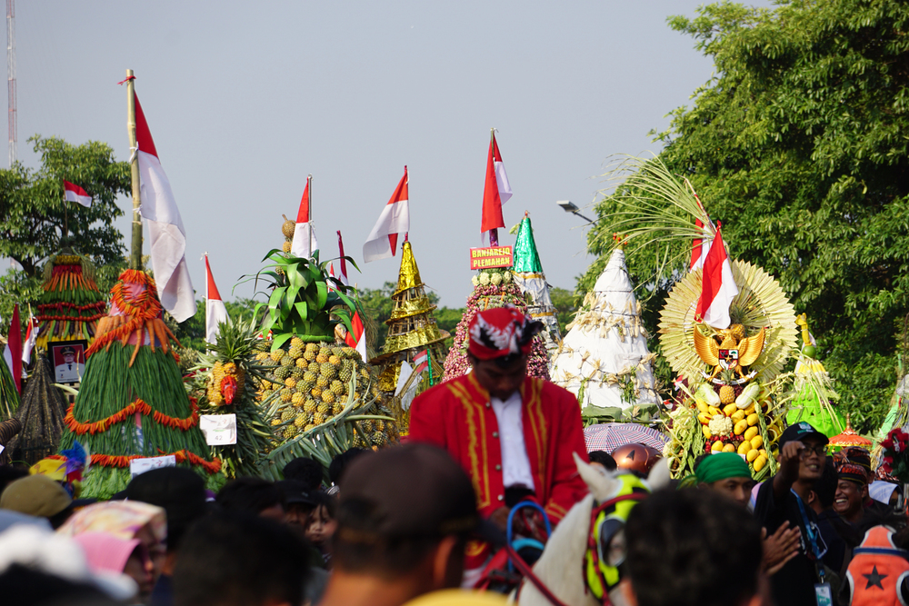 Terror-Angriff aus der Luft: Paraglider wirft Bomben auf Festival – Dutzende Tote in Myanmar!
