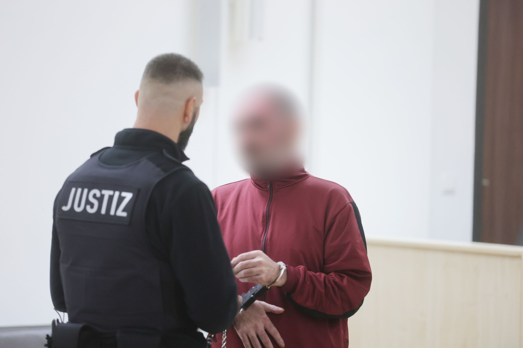 Verzweifelter Ehemann gesteht: Frau in Straßenbahn angezündet