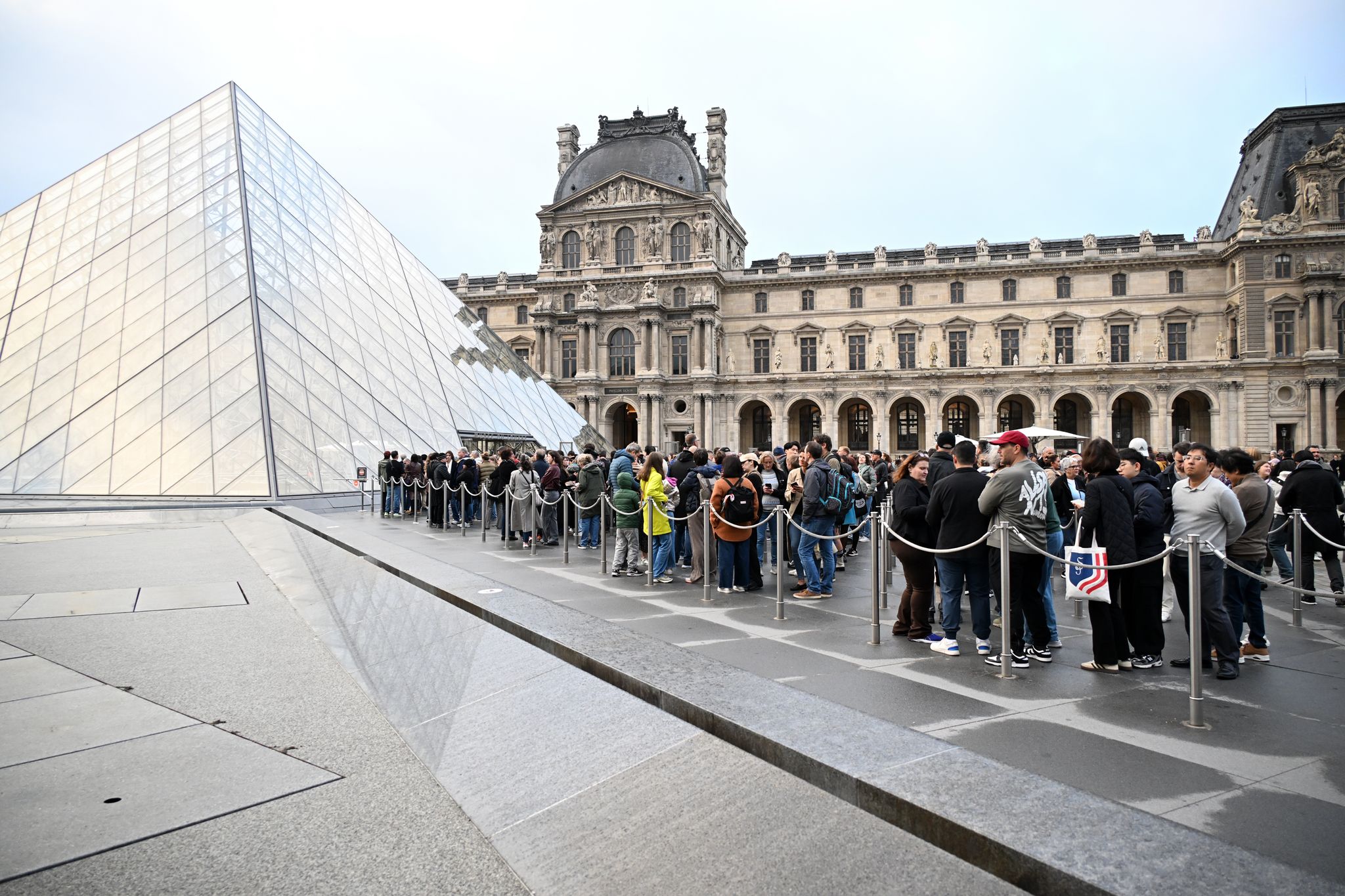 Diebstahl historischer Juwelen im Louvre: Polizei sucht Täter und Beute