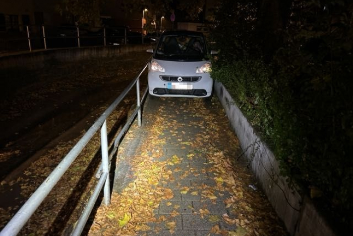 Dreieich: Smart-Fahrer auf Gehweg festgefahren