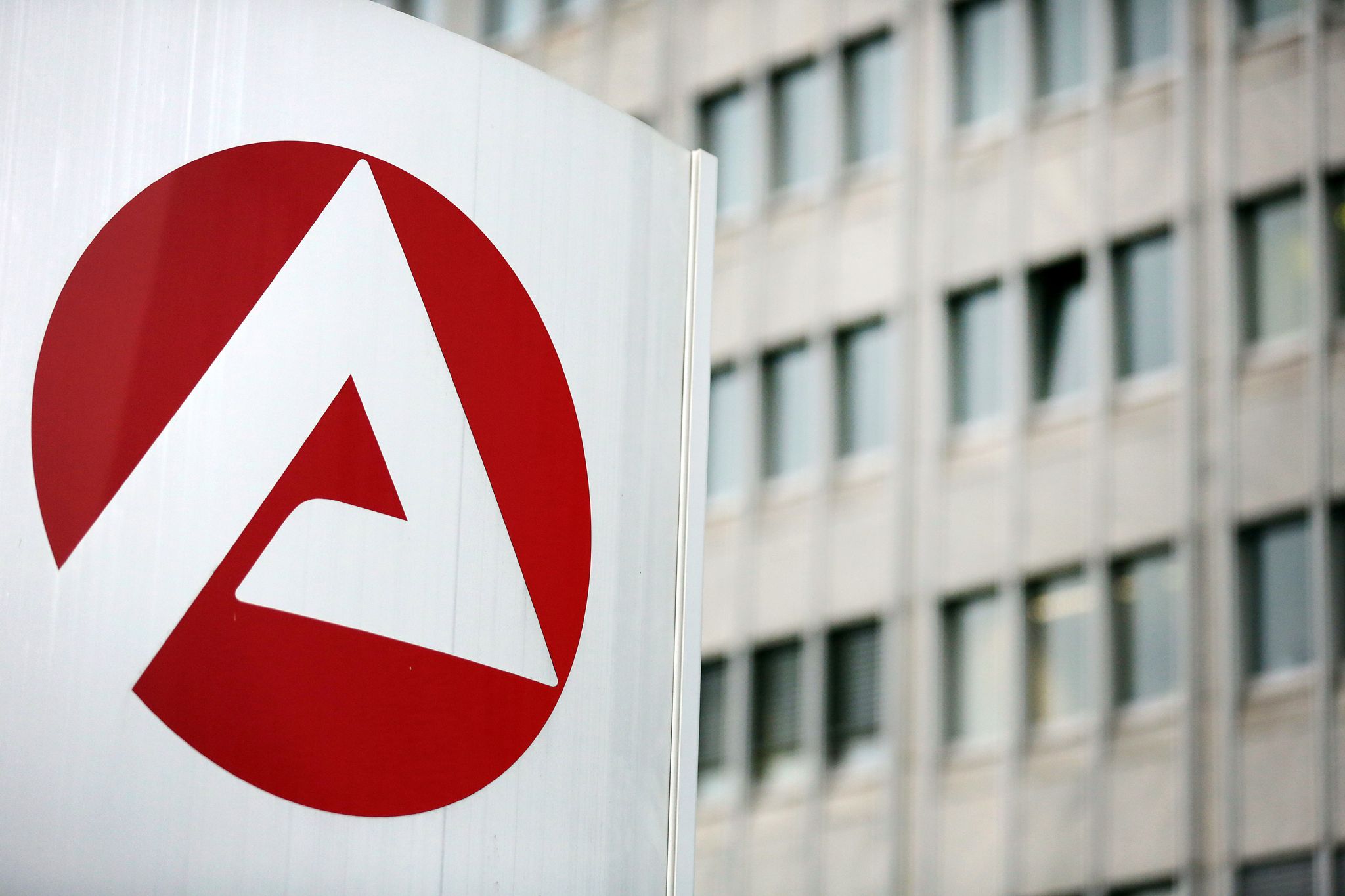 Zahl der Arbeitslosen sinkt im Oktober leicht