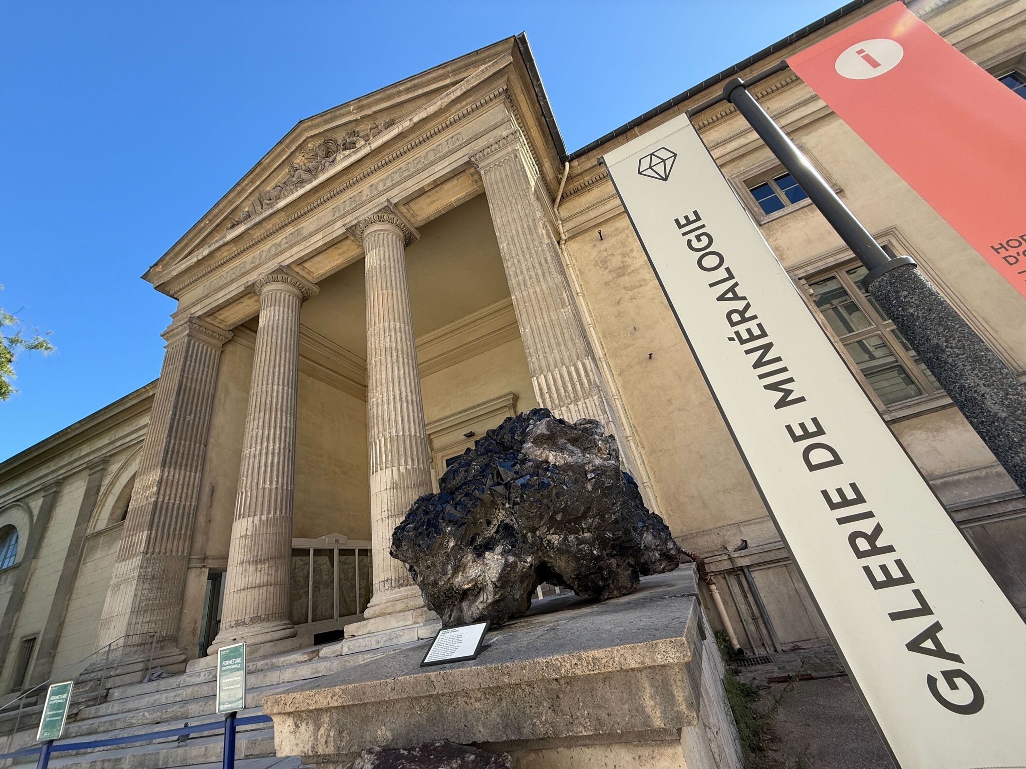 Golddiebstahl in Pariser Museum: Junge Frau festgenommen