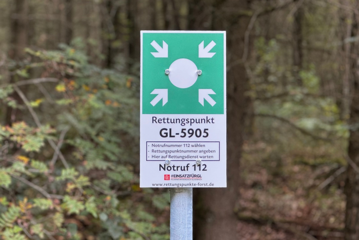 Schnellere Hilfe im Wald: Feuerwehr Bergisch Gladbach installiert 30 Waldrettungspunkte