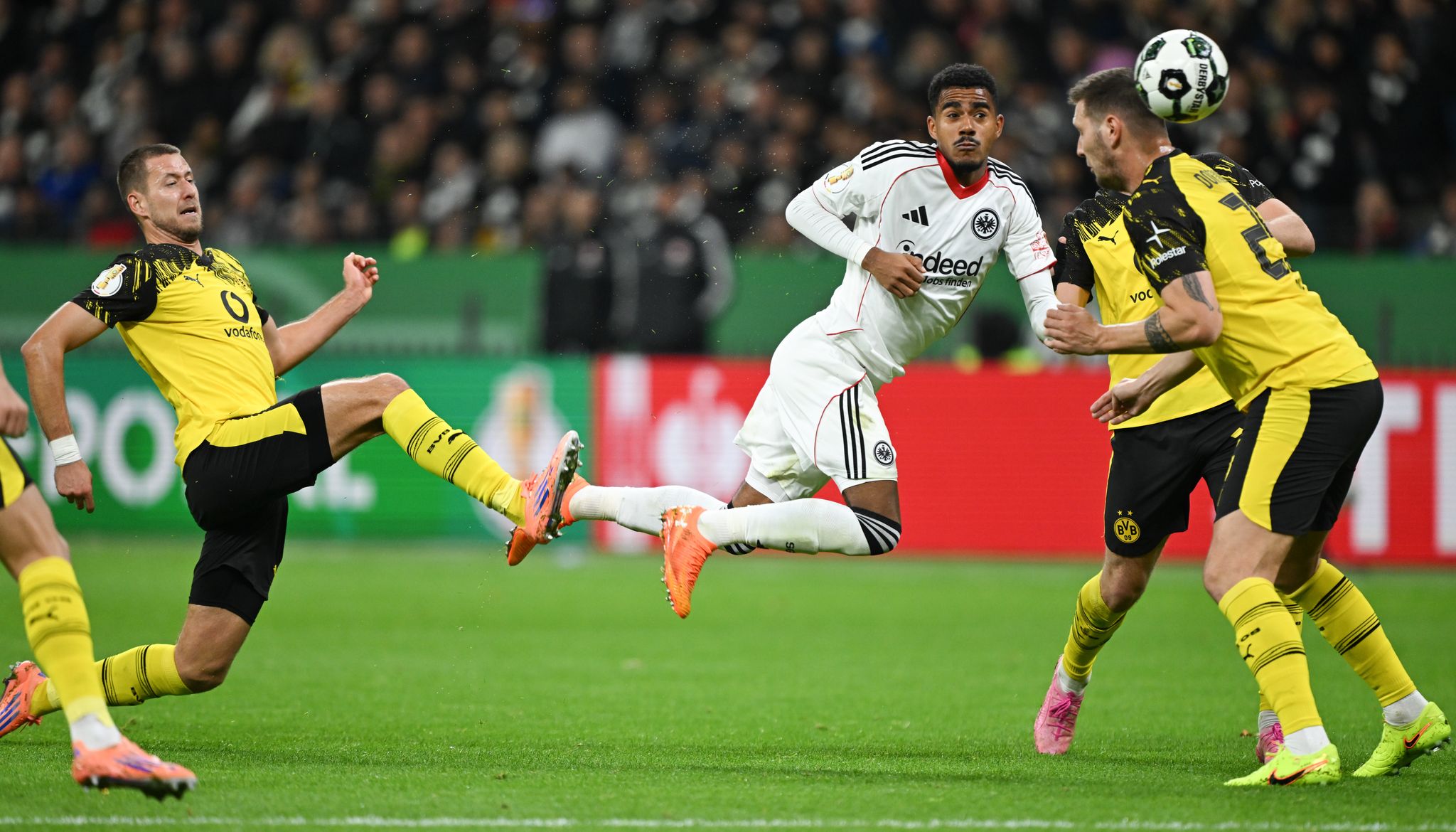 DFB-Pokal: Dortmund und HSV siegen, Wolfsburg blamiert sich