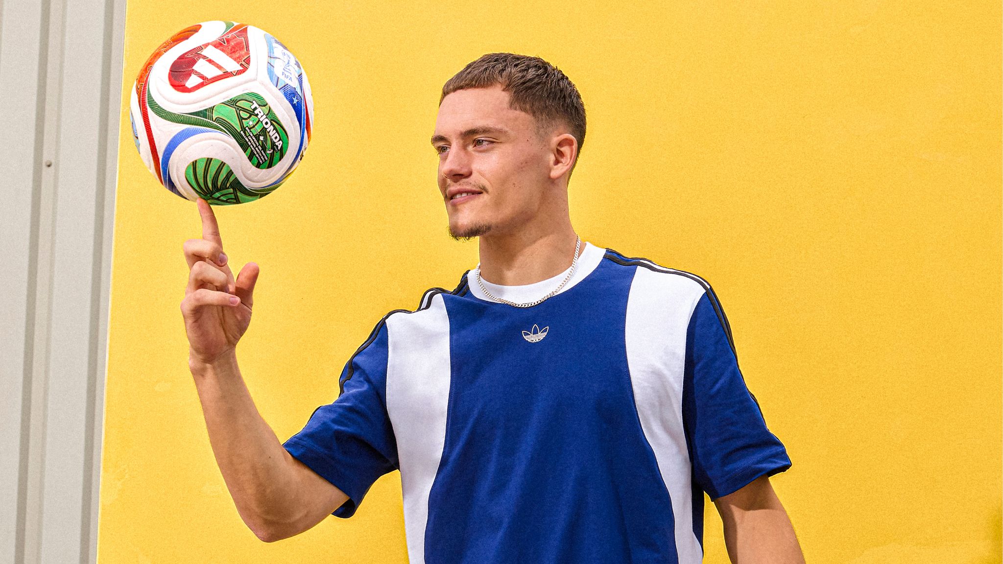 Neuer WM-Ball Trionda in Rot, Grün und Blau gestaltet