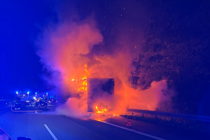 Kassel: Brand eines Sattelaufliegers auf der A 7