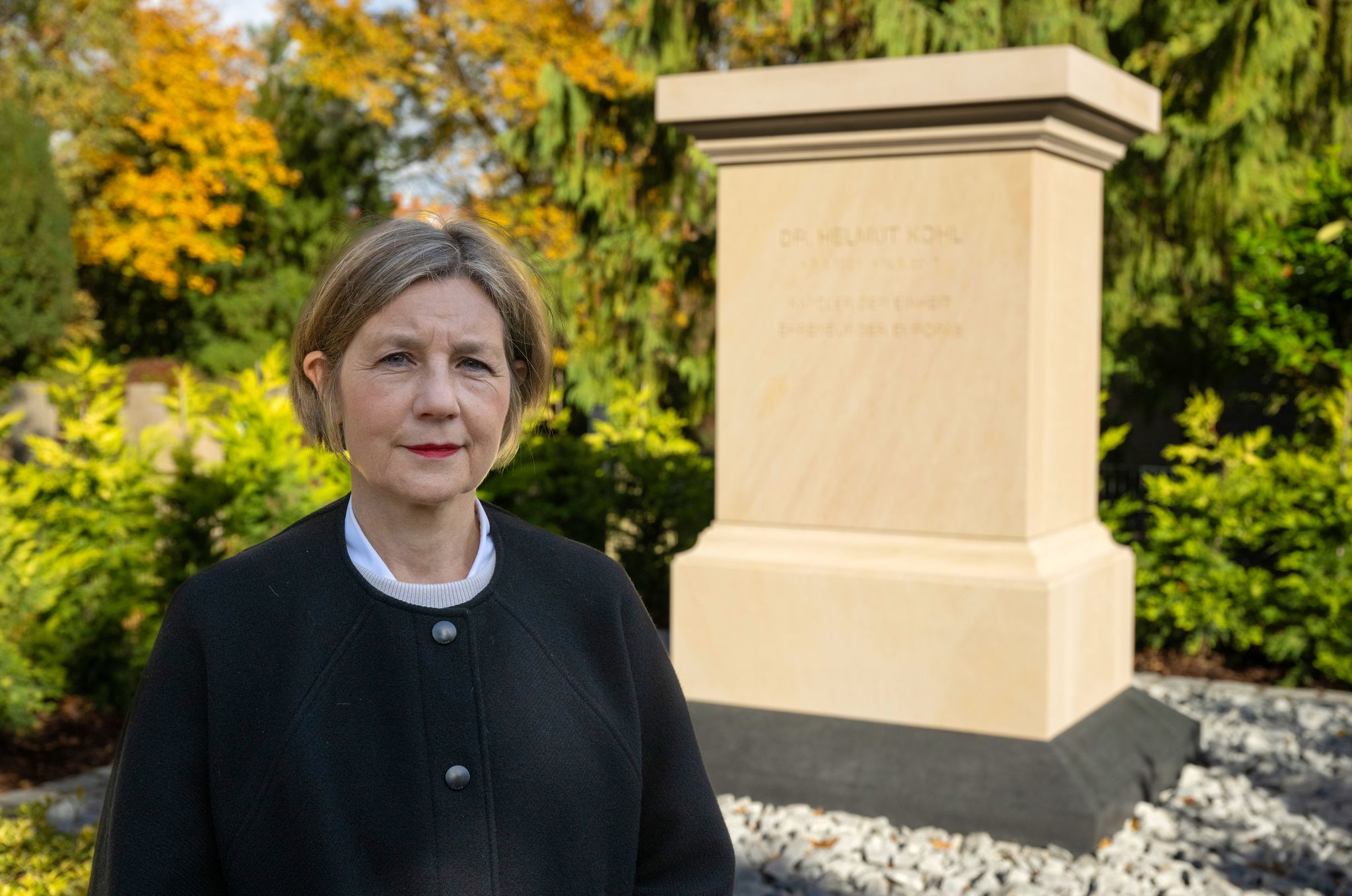 Ein Denkmal im Park: Gestaltung von Helmut-Kohl-Grab beendet