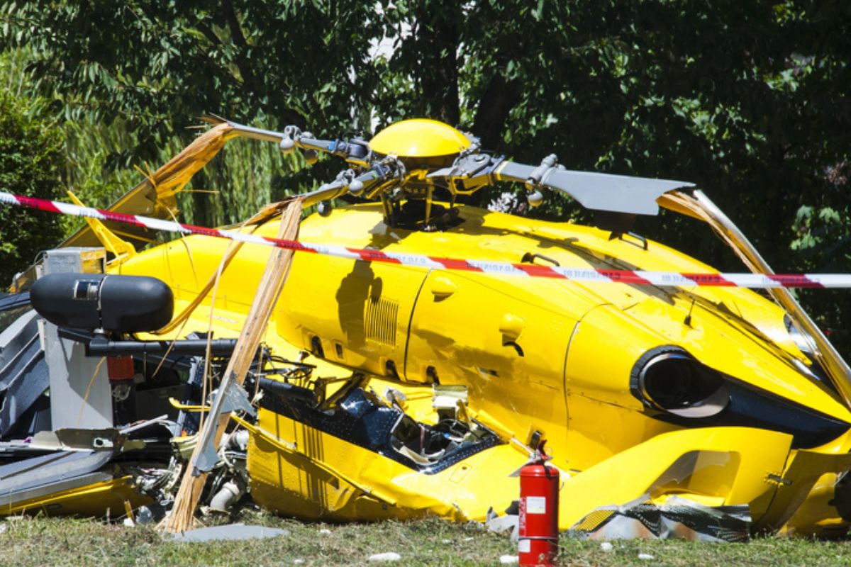 Rettungshubschrauber kracht mitten auf Autobahn – Crew überlebt schwer verletzt