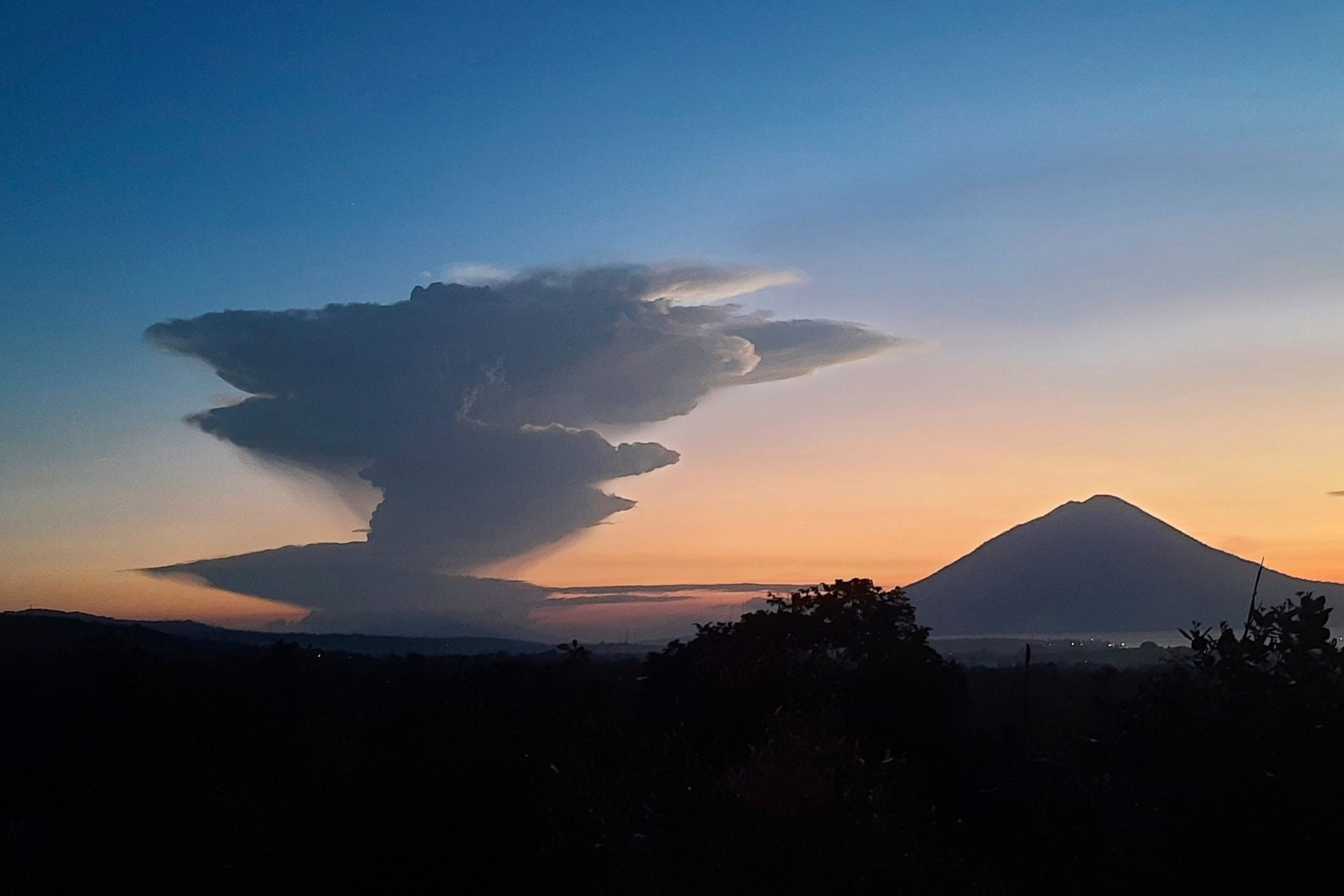 Indonesischer Vulkan spuckt zehn Kilometer hohe Aschesäule