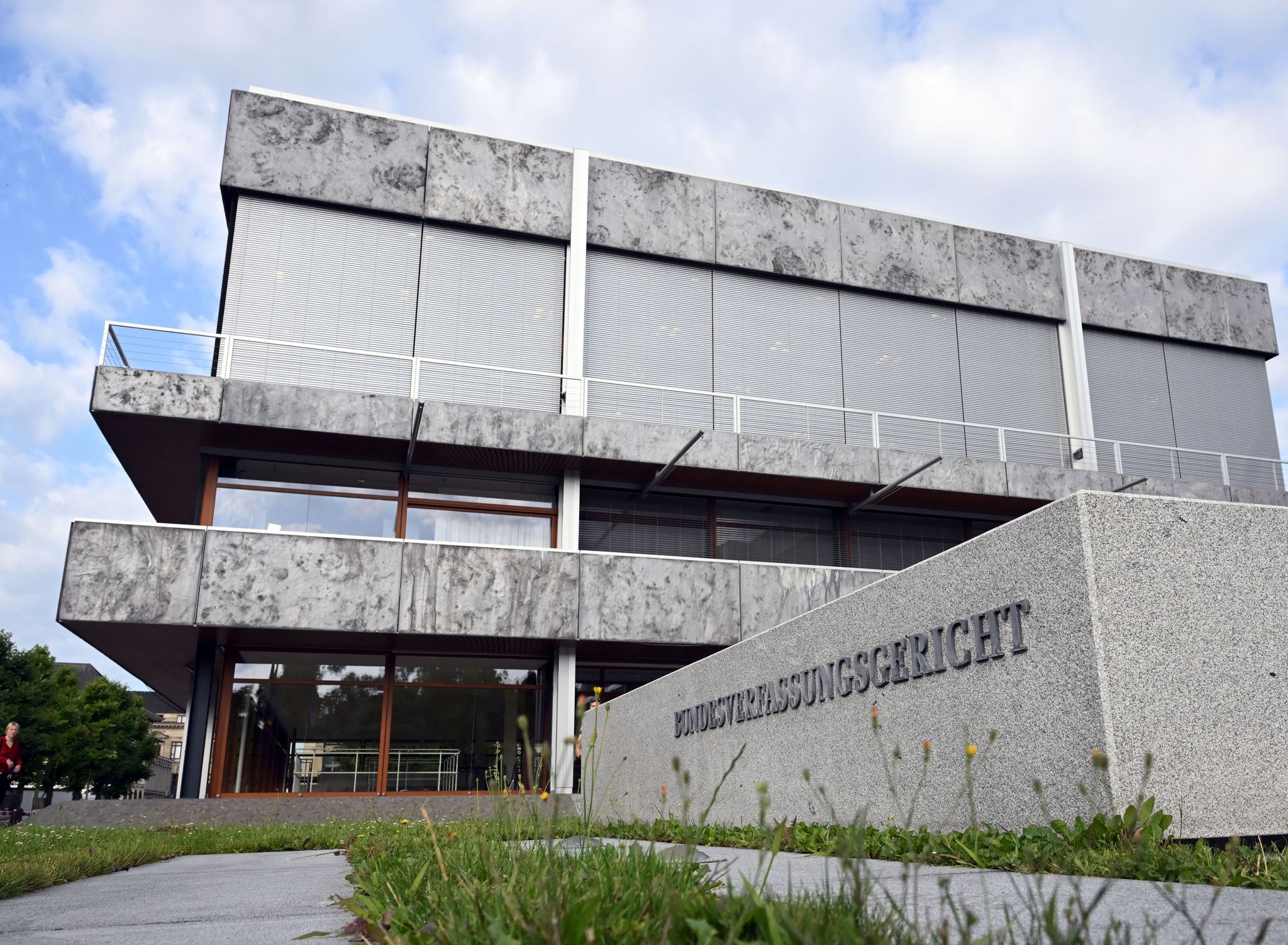 Kein Job für Konfessionslose? Karlsruhe prüft Kirchen-Urteil