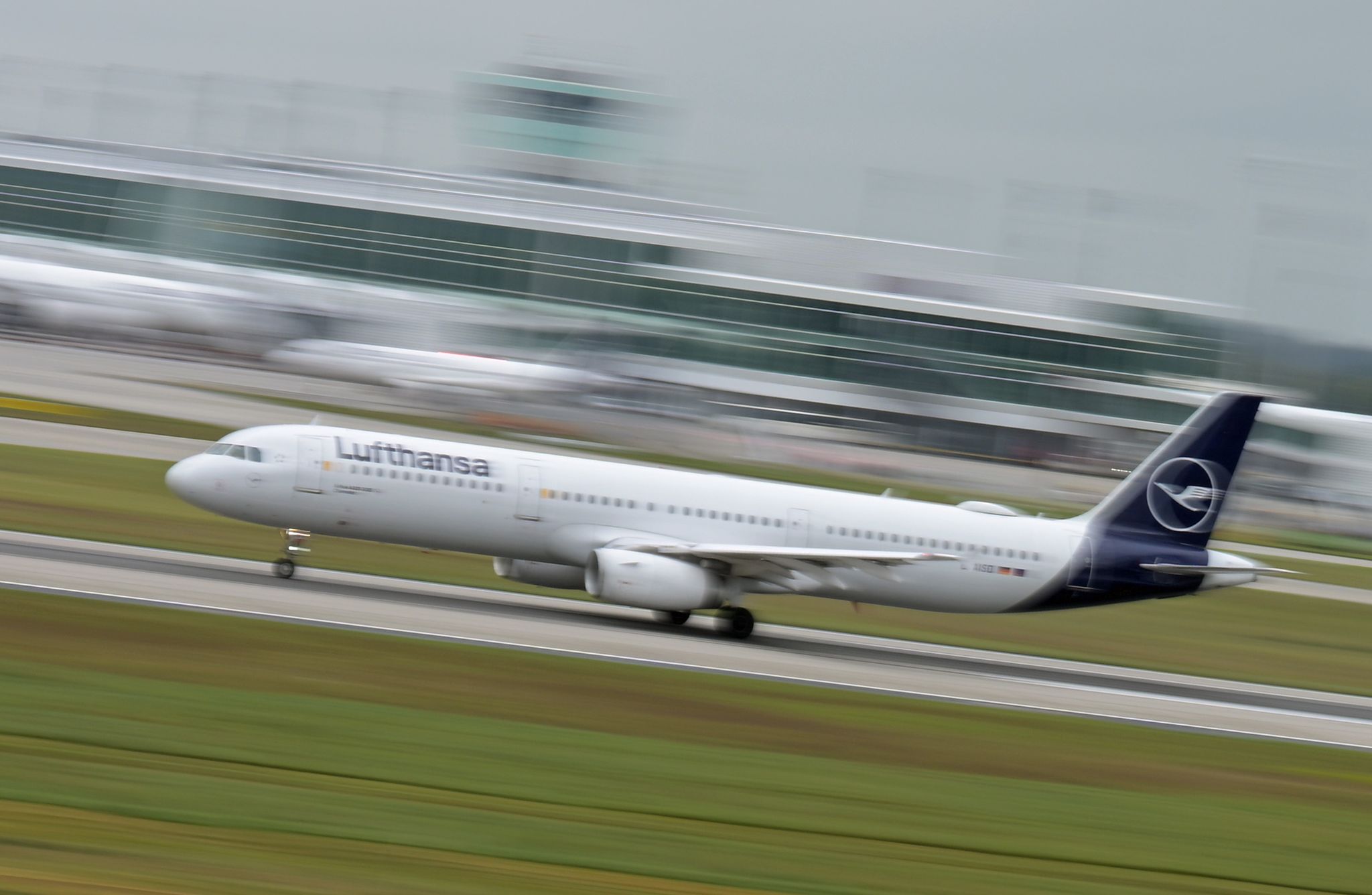 Lufthansa-Chef: E-Fuels gehören in Flugzeuge statt in Autos