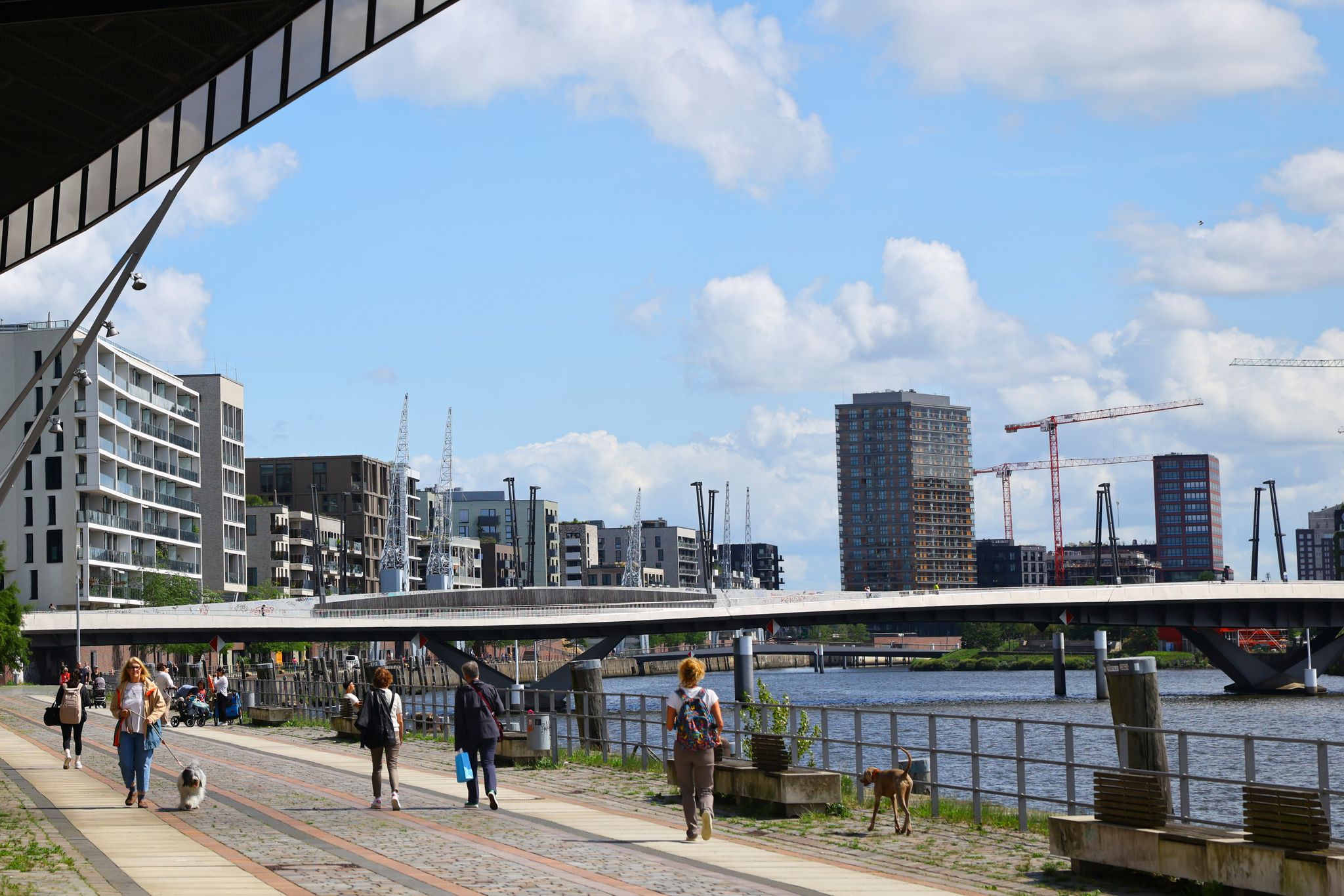 Deutsche Lebenszufriedenheit steigt minimal an, Glückseligkeit getrübt