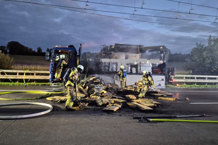 Reinfeld: Verkehrsstörung durch Lkw-Brand auf A 1
