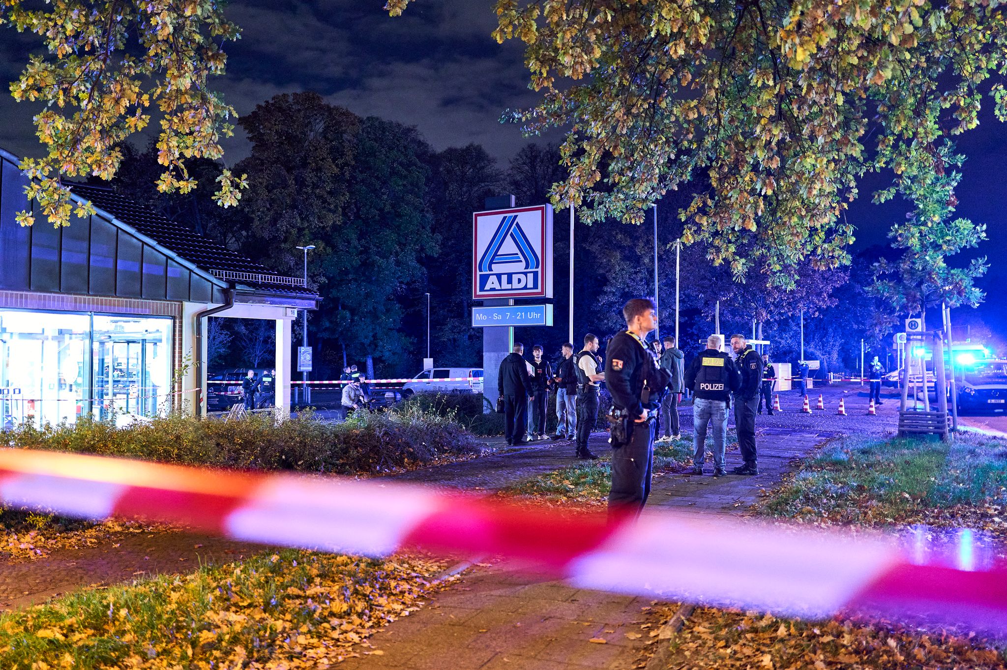 Schüsse vor ALDI-Supermarkt – Mann lebensgefährlich verletzt