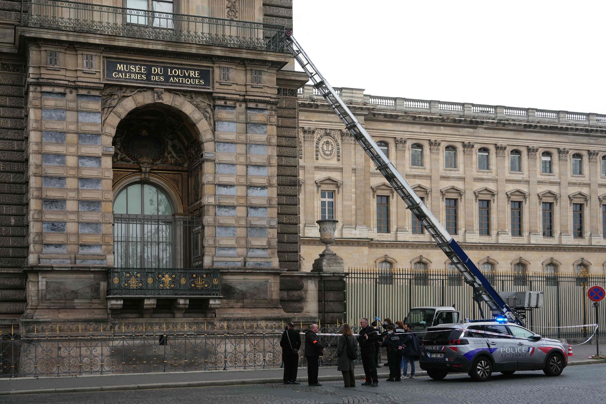 Louvre-Einbruch: Frankreich jagt die Juwelenräuber