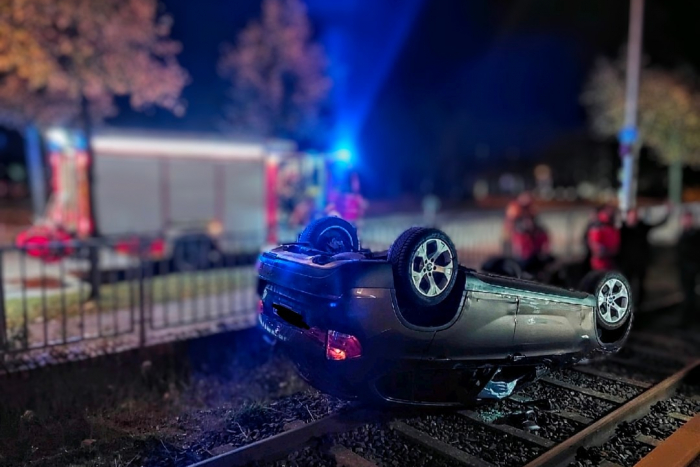 Kiel: Volltrunken am Steuer ins Gleisbett