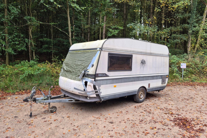 Nehmten: Unbekannte entsorgen Wohnwagen im Ruheforst