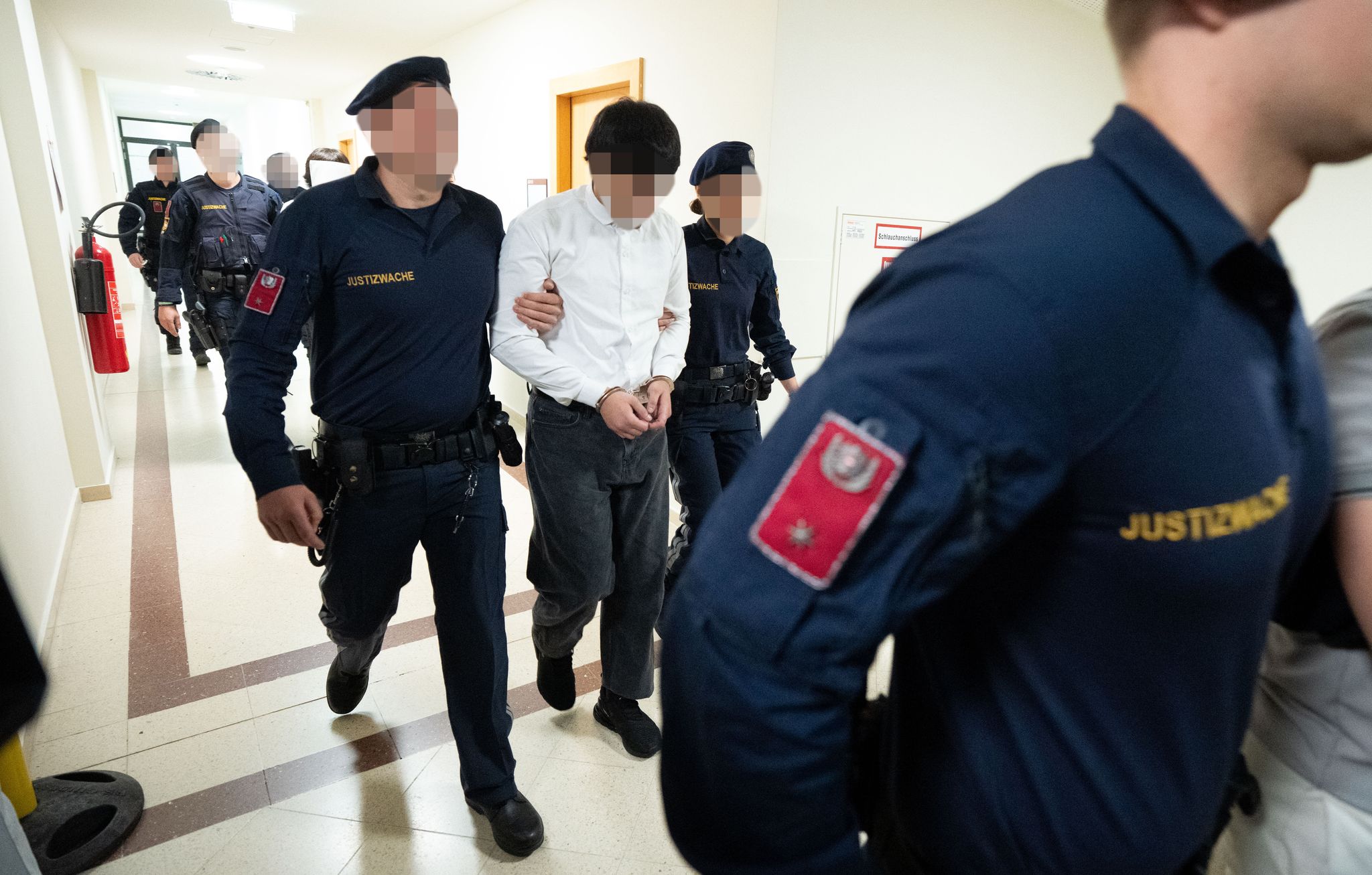 Lehrerin missbraucht und erpresst: Sechs Teenager verurteilt