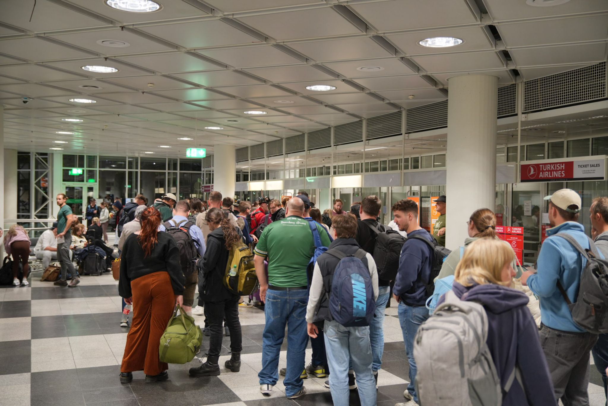 Tausende Menschen verbringen Nacht auf Flughafen München
