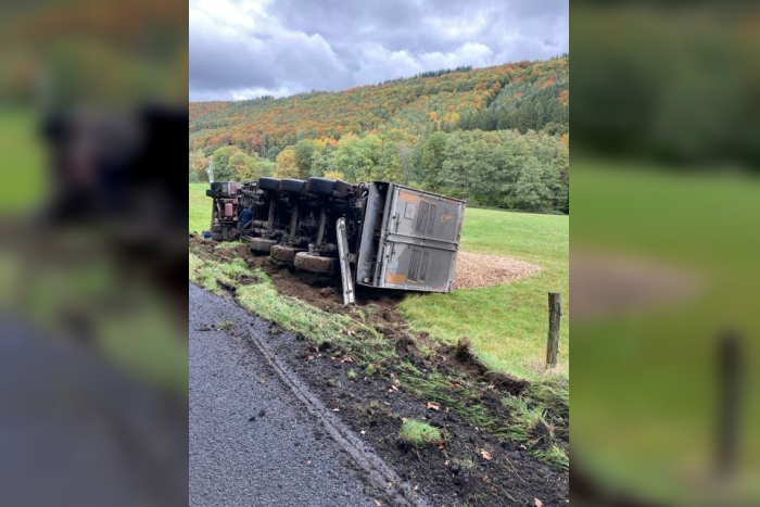 Verkehrsunfall: Sattelzug mit Hackschnitzeln umgekippt