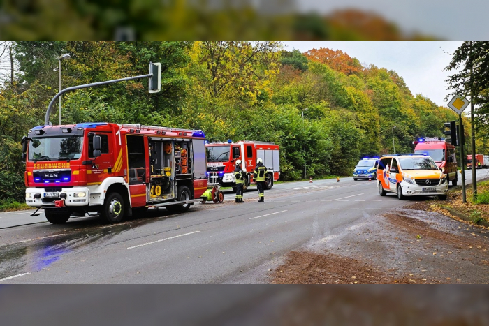 Gennebreck: Verkehrsunfall zwischen Lastwagen und E-Fahrzeug