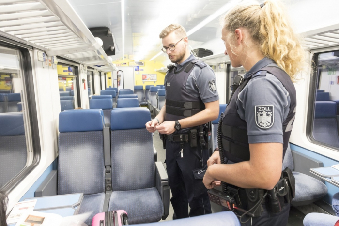 Zürich: Teure Sneaker im Zug