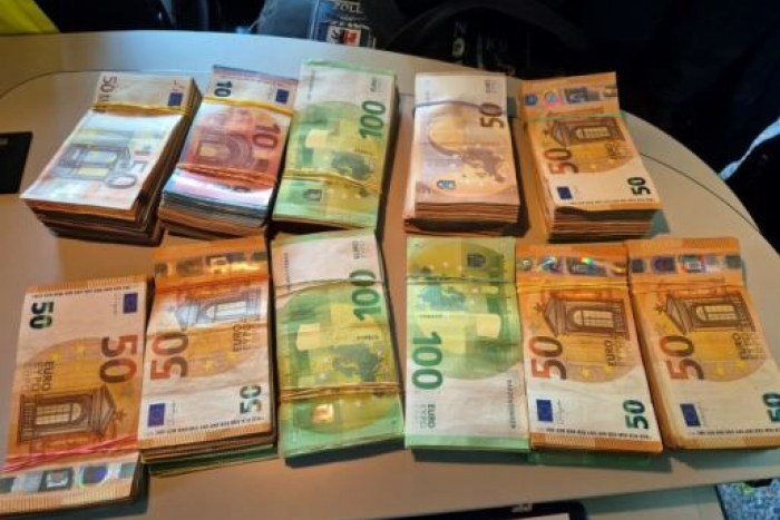 Berlin: Großer Bargeldfund bei Fahrzeugkontrolle