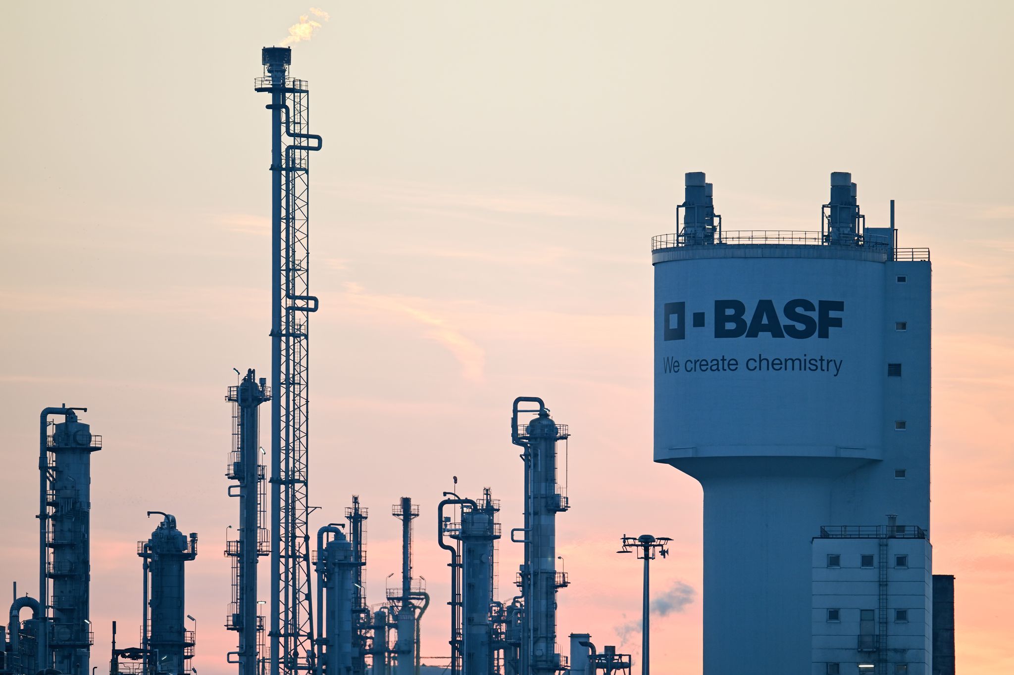 Milliardenwerk in China: BASF nimmt Betrieb auf