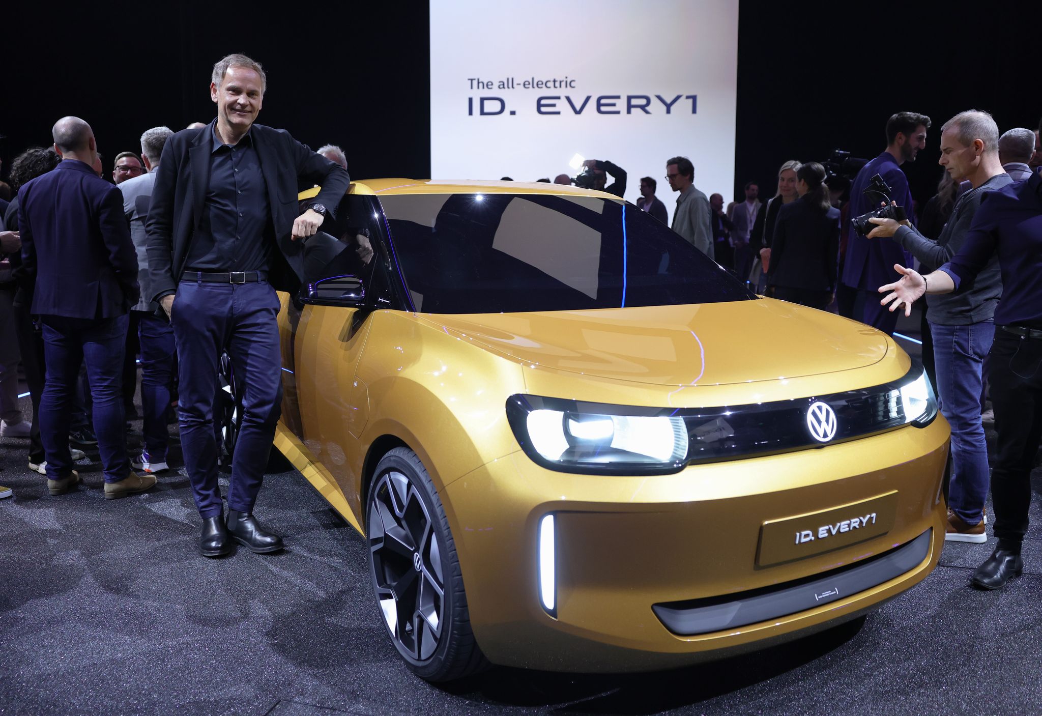 Volkswagen und Rivian starten Wintertests für Elektroautos