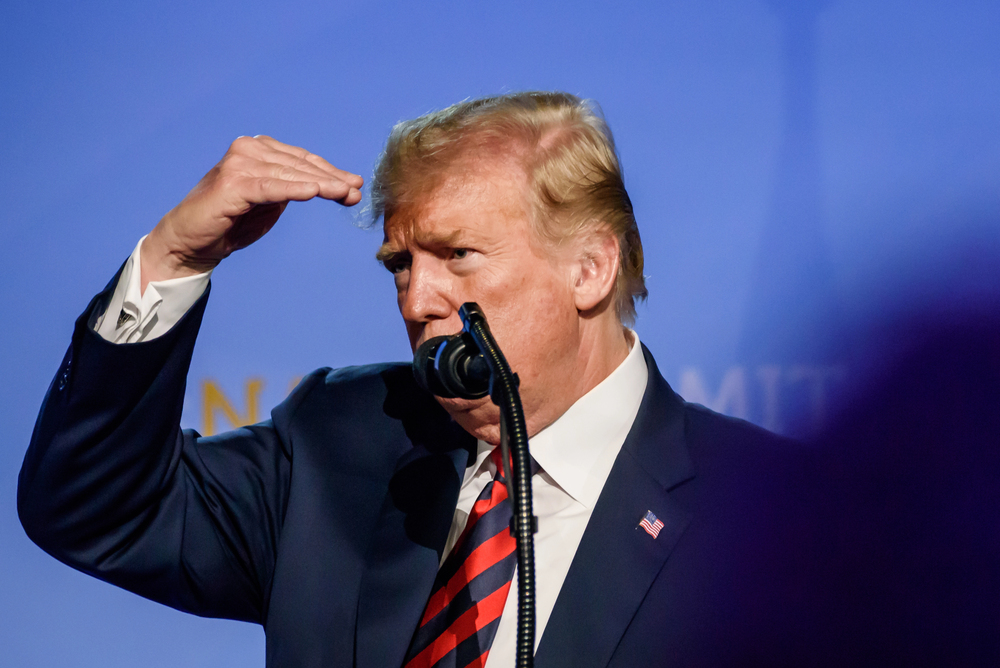 Donald Trump wankt im Weißen Haus – neues Video entfacht Schlaganfall-Gerüchte